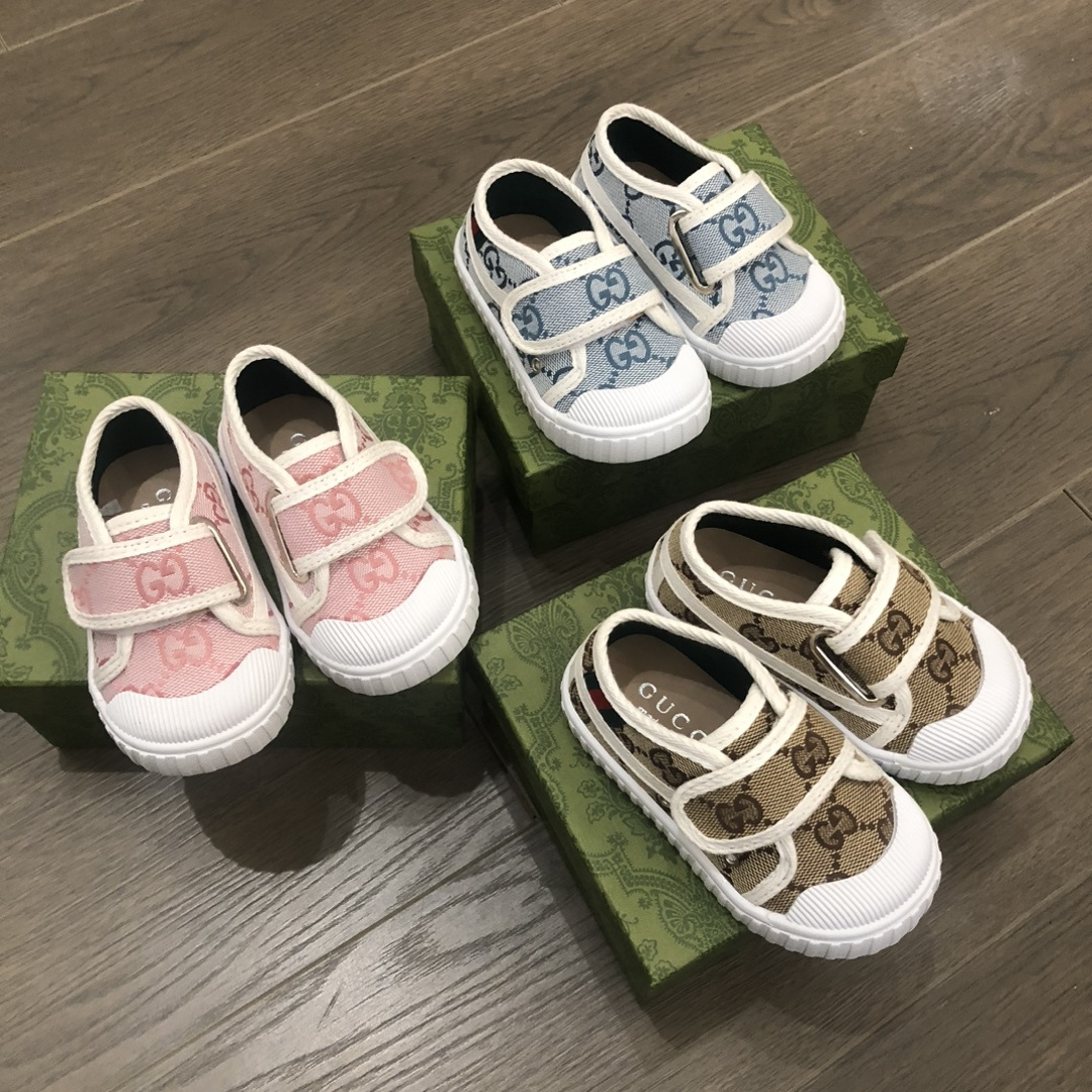 Children's shoes child